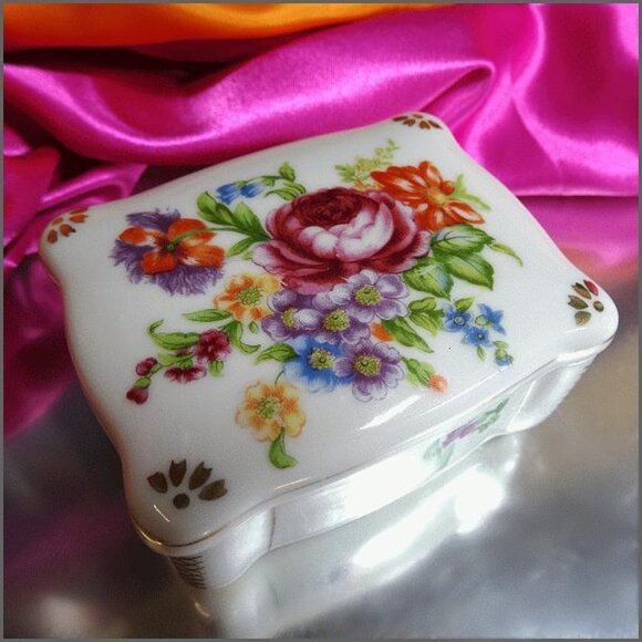 1950s Vintage Rose Garden Jewelry Box Porcelain w 24 kt Gold - Picture 2 of 8